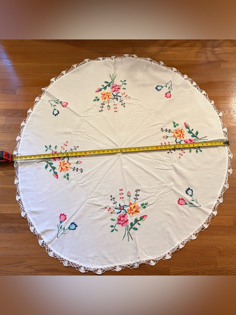 VTG Round handmade white tablecloth with colorful floral embroidery 47 Inches